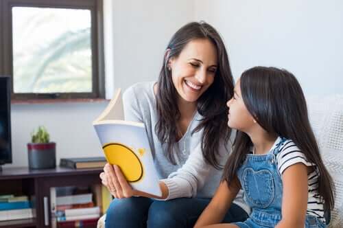 Mãe e filha lendo um livro