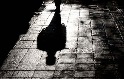 Pessoa caminhando sozinha à noite