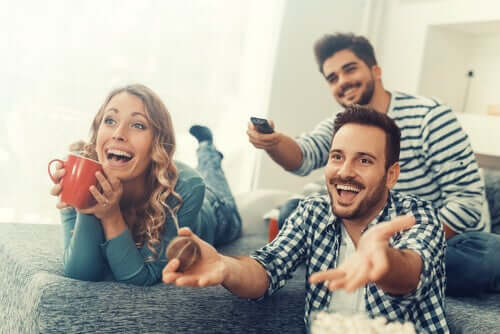 Amigos assistindo televisão