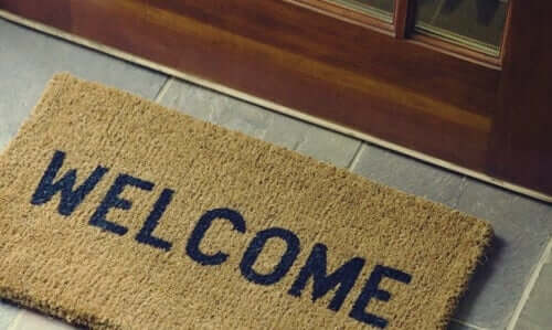 Capacho escrito 'welcome', 'bem-vindo' em inglês