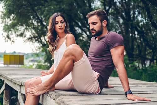 Casal conversando