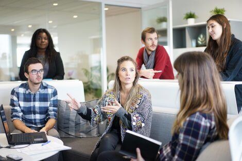 Funcionários de empresa conversando