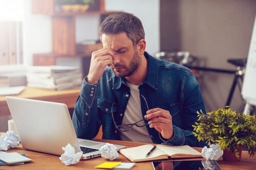 Homem estressado no trabalho
