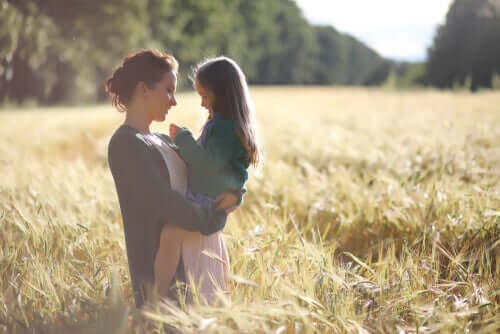 Mãe e filha no campo