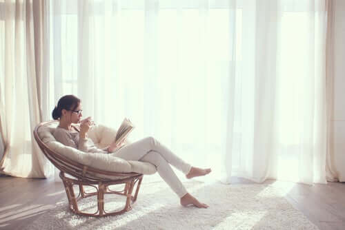 Mulher lendo em ambiente minimalista