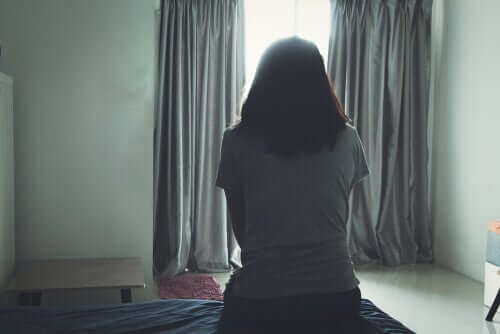 Mulher desiludida em sua cama