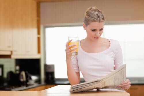 Mulher lendo jornal pela manhã