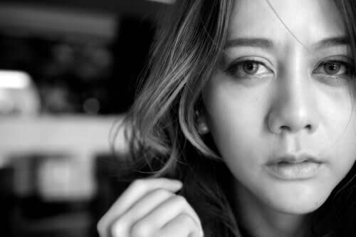 Mulher chateada com relacionamento