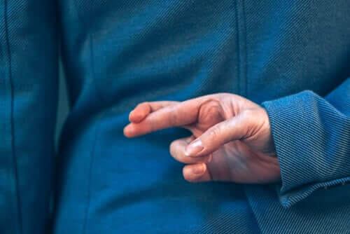 Pessoa mentindo e cruzando os dedos