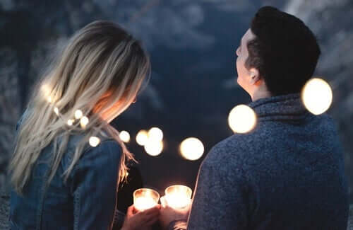 Casal num encontro à luz de velas