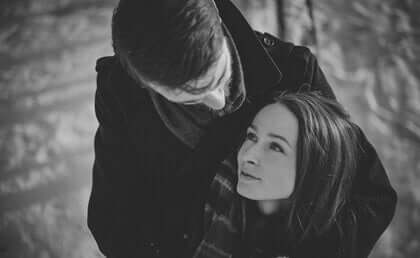 Casal apaixonado se olhando