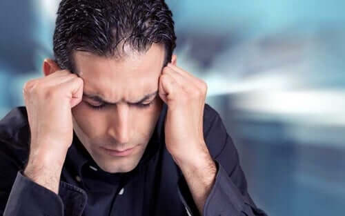 Homem tendo crise de ansiedade