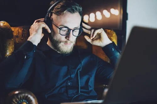 Homem ouvindo música