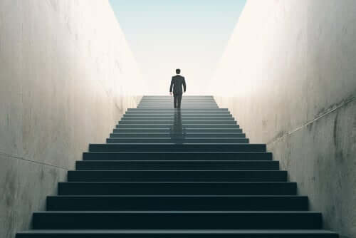 Homem de terno subindo escadas