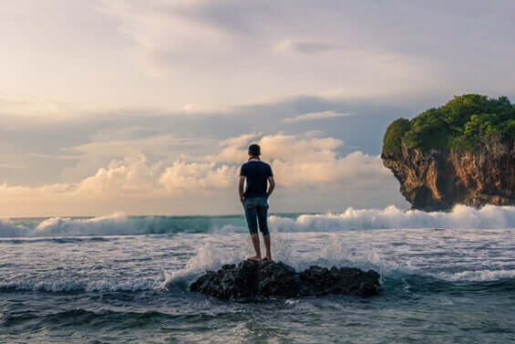 Homem observando o mar