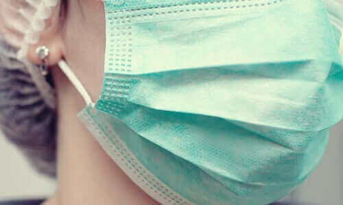 Médica usando máscara