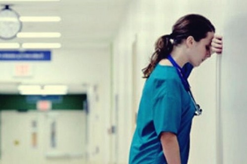 Os profissionais de saúde precisam de atendimento psicológico