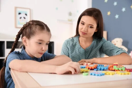 Psicóloga interagindo com menina