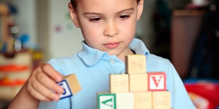 Menino brincando com blocos