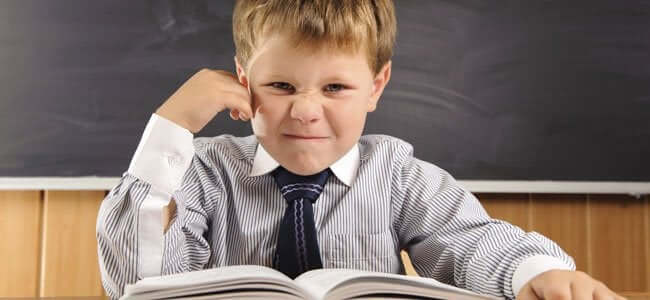 Menino bravo mostrando uma atitude negativa