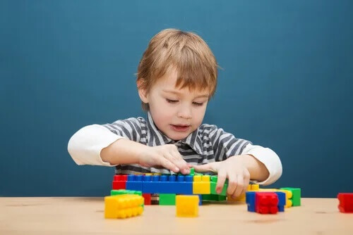 Menino brincando com jogos de construção