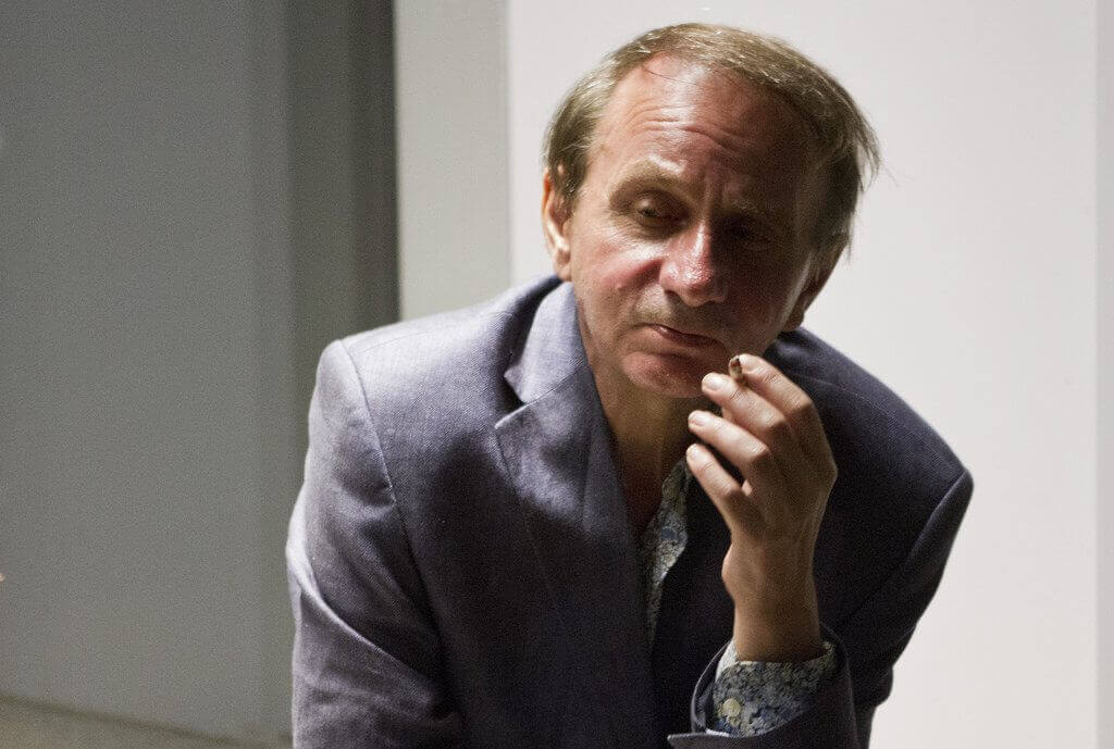 Michel Houellebecq fumando