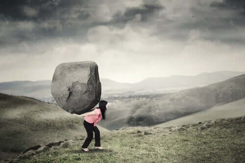Mulher carregando pedra nas costas