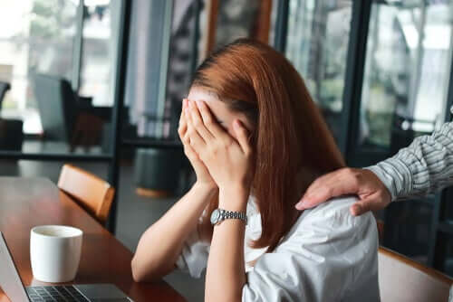 Jovem tendo crise de ansiedade