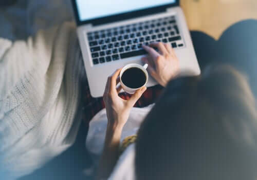 Mulher escrevendo em computador