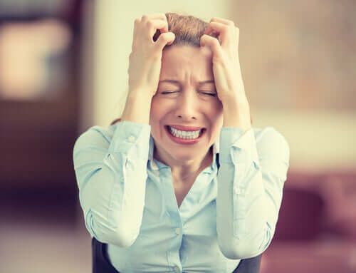 Mulher estressada por sobrecarga de trabalho