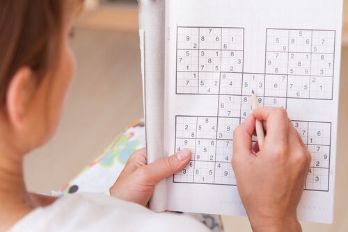 Mulher fazendo sudoku