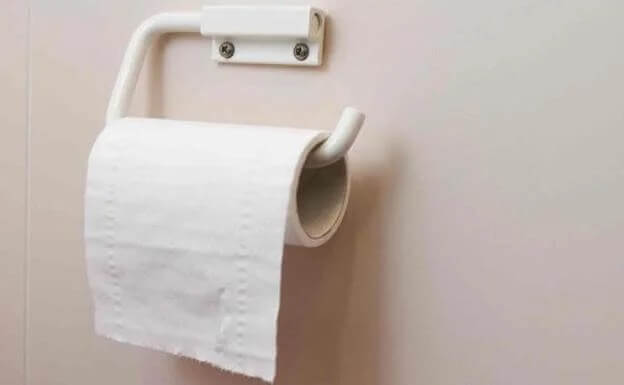 Papel higiênico no banheiro