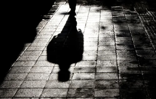 Sombra de homem andando sozinho