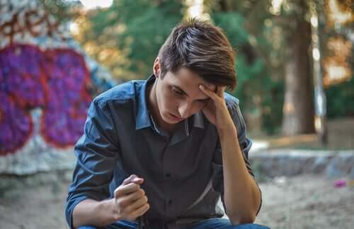 Adolescente com conflitos internos