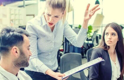 Mulher gritando com colegas de trabalho