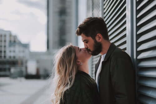 Casal se beijando na rua