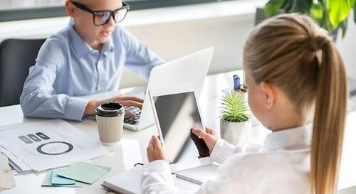 Crianças usando aparelhos eletrônicos