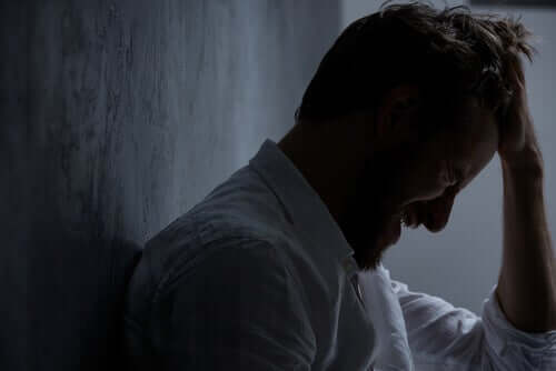 Homem preocupado com a mão na cabeça