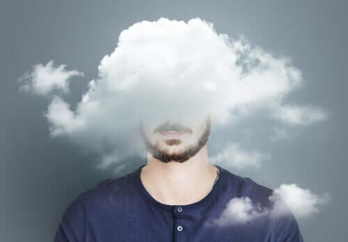 Homem com nuvem na cabeça