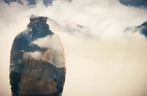 Homem entre nuvens