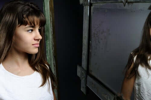 Adolescente se olhando no espelho