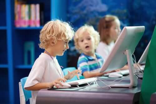 Crianças aprendendo em computador