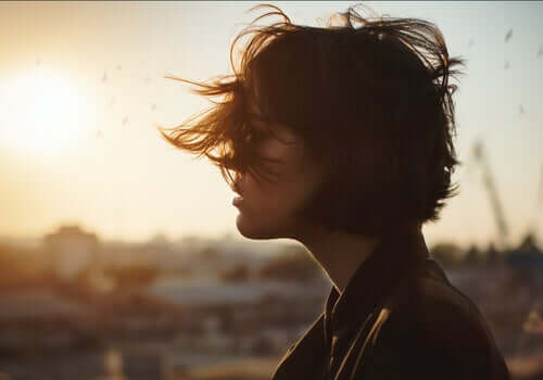 Mulher com os cabelos ao vento