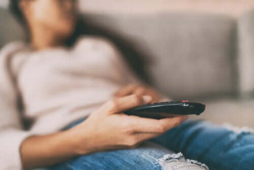 Mulher dormindo no sofá