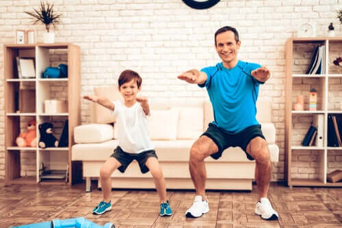 Pai e filho se exercitando