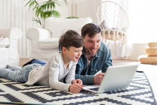 Pai e filho usando notebook