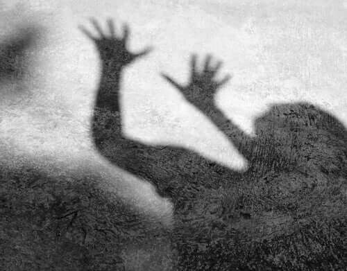 Sombra de pessoa com medo