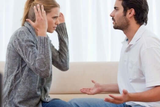 Casal discutindo