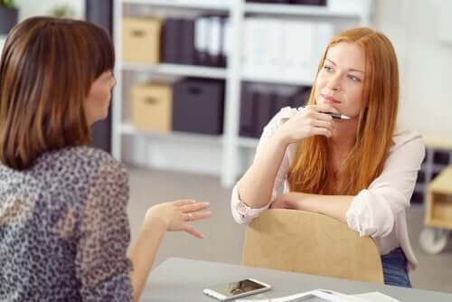 Mulheres conversando no trabalho
