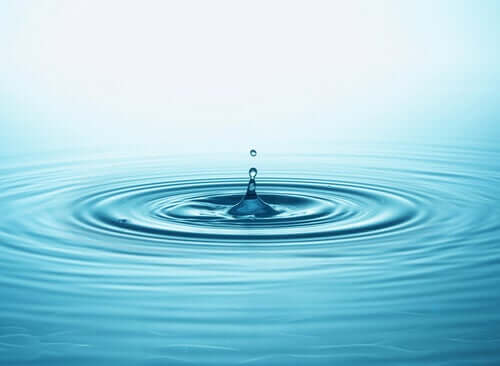 Gota caindo na água e criando movimento